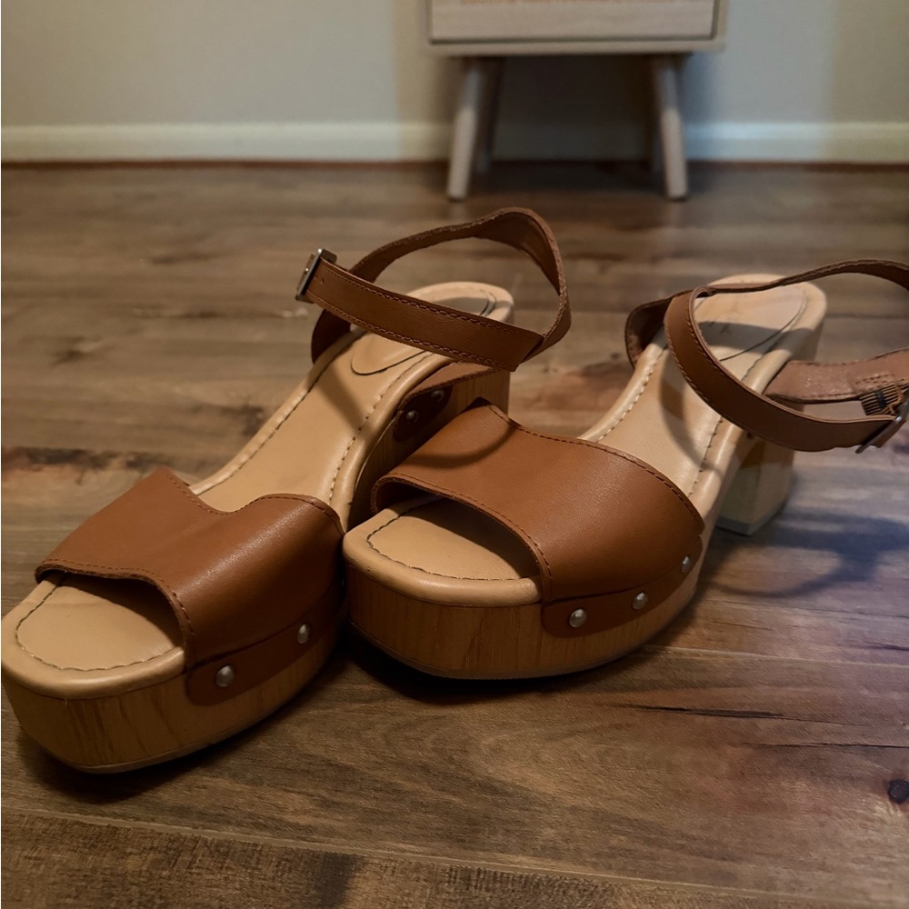 Universal Thread Tan Platform Heels - Picture 4 of 4